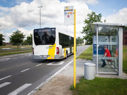 De bushalte aan het huis van de sport